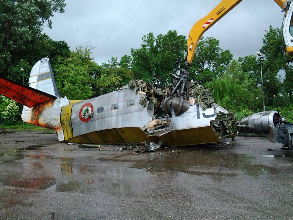 HU 16A Albatross in demolizione