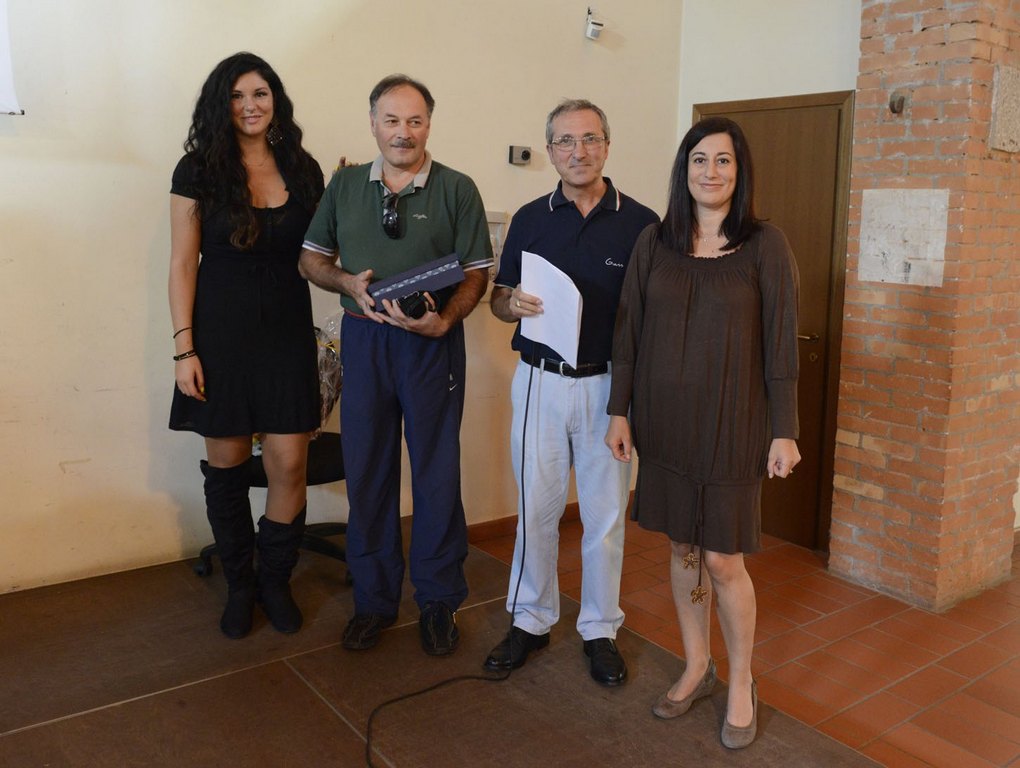Elga Guarnieri premia il vincitore del "Trofeo Aldo Guarnieri"